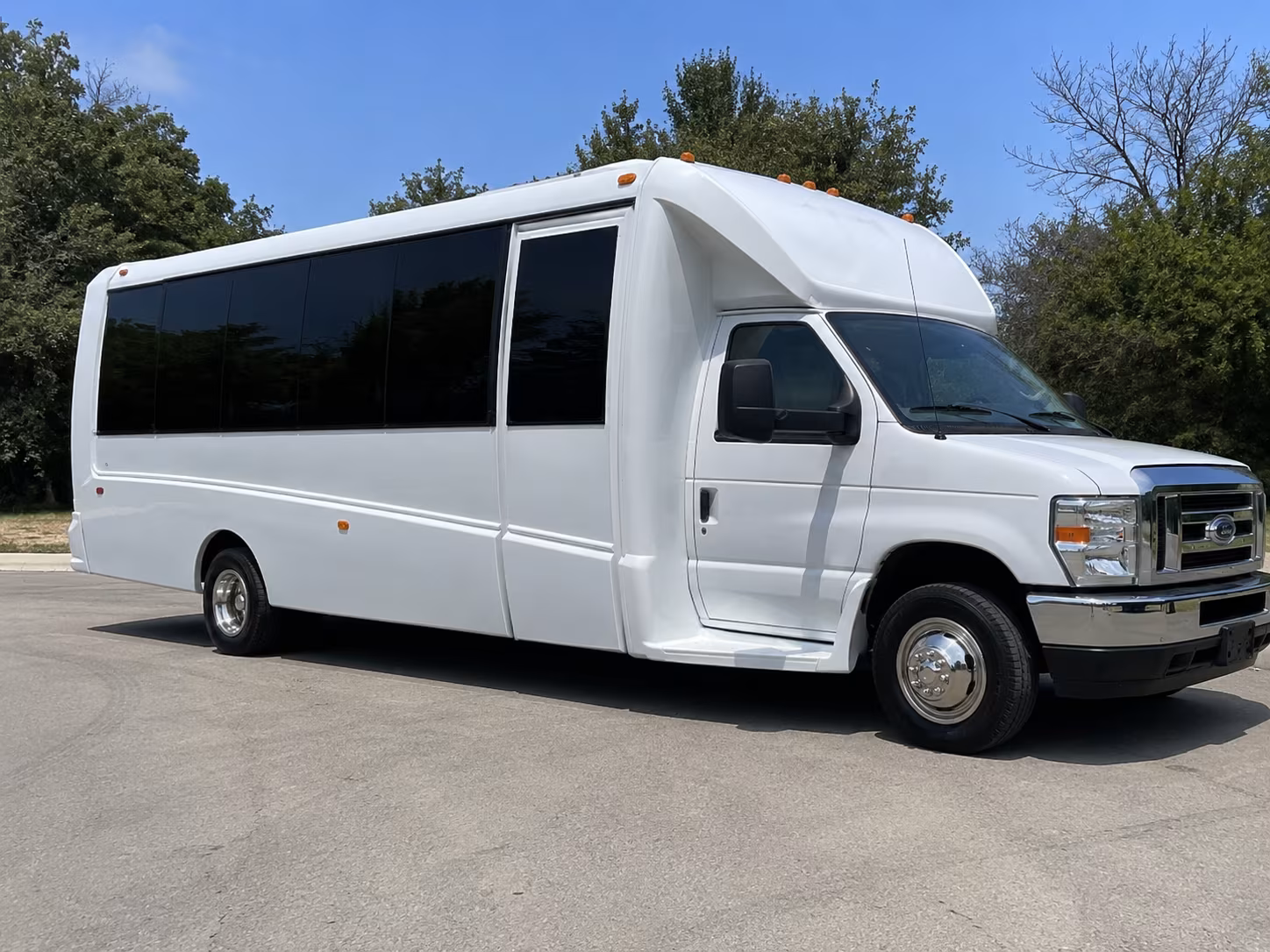 Riverside Winery Tour & Pub Crawl Transportation party bus exterior